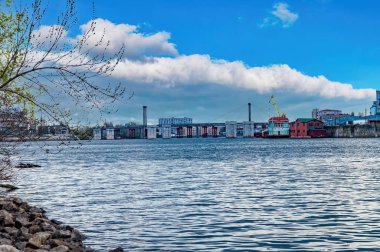 Bulutlu ufuk çizgisine karşı nehrin üzerindeki köprü. Dnepr Nehri. Nehrin üzerindeki köprü. Su akışı. Bulutlu ufuk. Şehir manzarası. Kiev İlçesi. Ukrayna.