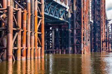 Köprünün güçlendirilmiş beton yapısı yapım aşamasında. Kiev 'deki Dinyeper Nehri üzerindeki köprü. Mühendislik binası. Bina inşaatı. Su geçidi. Endüstri. Ukrayna.