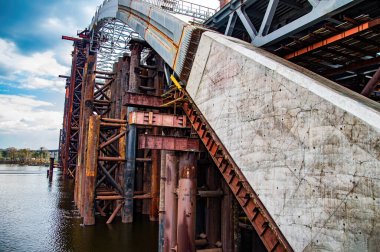 Köprünün güçlendirilmiş beton yapısı yapım aşamasında. Kiev 'deki Dinyeper Nehri üzerindeki köprü. Mühendislik binası. Bina inşaatı. Su geçidi. Endüstri. Ukrayna.