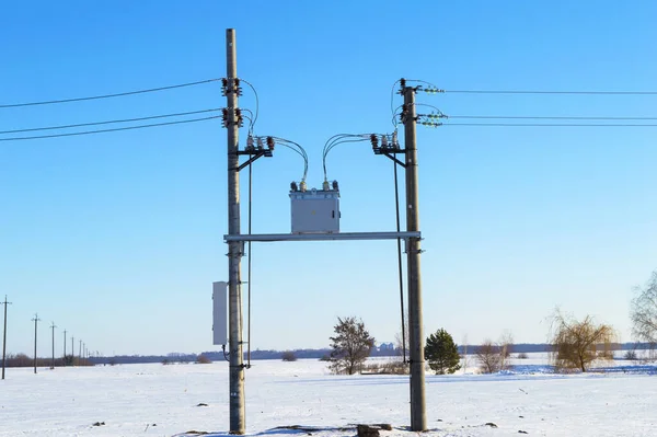 Електрообладнання Зимовому Полі Білий Сніг Блакитне Небо Яскраве Сонце — стокове фото