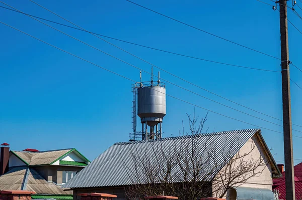 Vodárenská Věž Nad Střechami Venkovských Domů Proti Modré Obloze Vodní — Stock fotografie