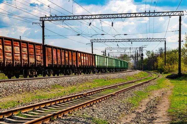 Egy Tehervonat Mozgó Szekerei Vasúti Síneken Vasúti Szállítás Közlekedési Üzlet — Stock Fotó