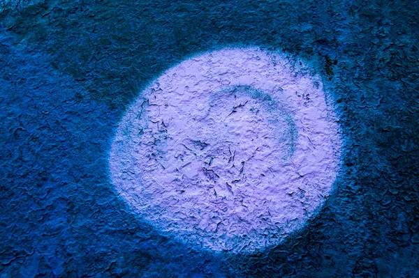 蓝色底色上的紫色圆形油漆 蓝色上的紫色油漆 背景图像 文字模板 彩色图像 完成工作 几何图形圈 表面老化 — 图库照片