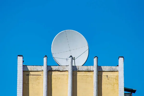 Satelitní Talíř Střeše Budovy Proti Modré Obloze Anténa Pro Příjem — Stock fotografie