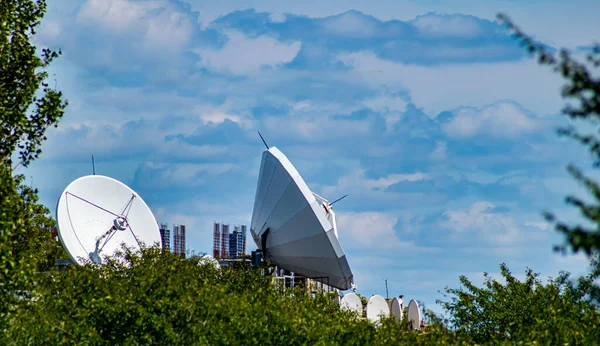 Nagy Ipari Parabolaantenna Jel Vételére Továbbítására Műholdas Antenna Digitális Rádiójel — Stock Fotó