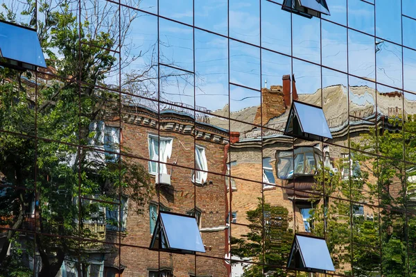 城市街道写字楼镜面窗上的反光 镜像窗玻璃上的倒影住宅住宅 城市街道 美丽的 — 图库照片#