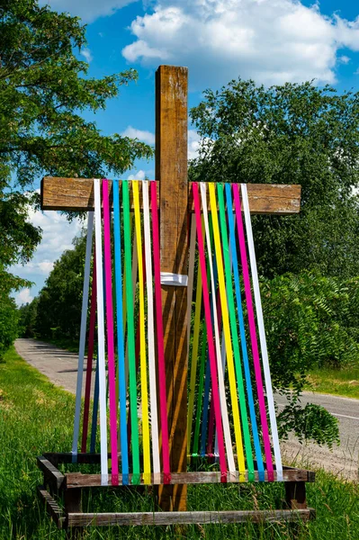 Cruz Cristã Decorada Com Fitas Cores Arco Íris Cruzamento Cristão — Fotografia de Stock