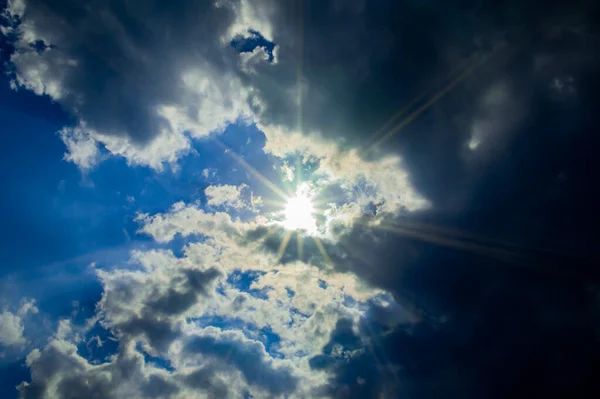 Güneş Işınları Mavi Gökyüzündeki Bir Gök Gürültüsü Bulutunu Delip Geçer — Stok fotoğraf