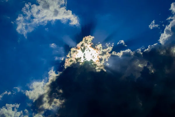 Die Sonnenstrahlen Brechen Durch Eine Gewitterwolke Blauen Himmel Sonnenstrahl Himmel — Stockfoto