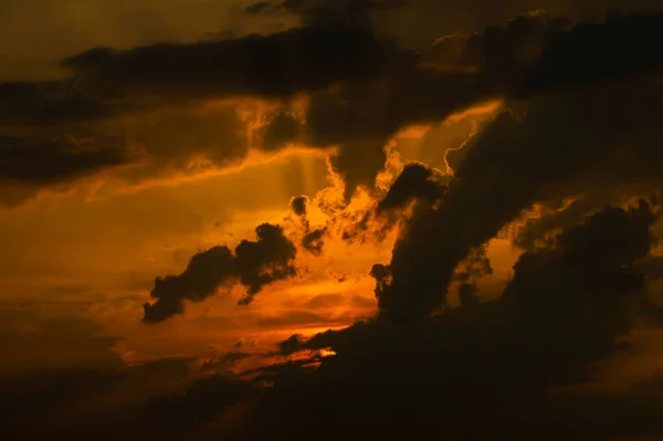 Dramatik Bir Gökyüzünün Fırtına Bulutlarında Akşam Güneşi Doğuyor Karanlık Bir — Stok fotoğraf