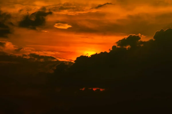 Abendlicher Sonnenaufgang Den Gewitterwolken Eines Dramatischen Himmels Die Sonne Hinter — Stockfoto