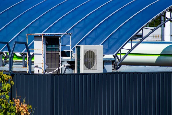 大楼屋顶上的工业空调和通风系统 工业空调机 空气通风系统设备 这栋楼的屋顶服务部门 — 图库照片#