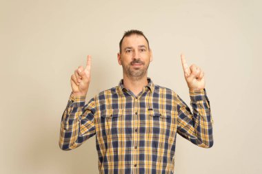 Mutlu sakallı bir adamın bej arka planda izole edilmiş telif alanını gösteren portresi