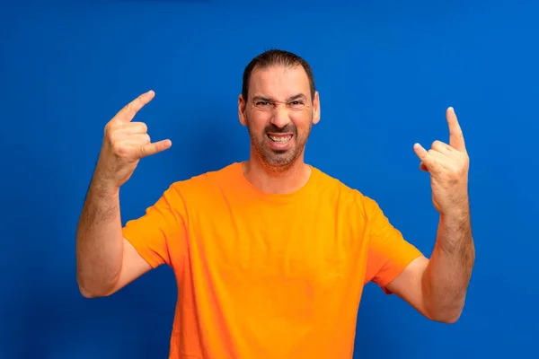 Baard Latino Man Draagt Oranje Shirt Met Gekke Uitdrukking Doet — Stockfoto