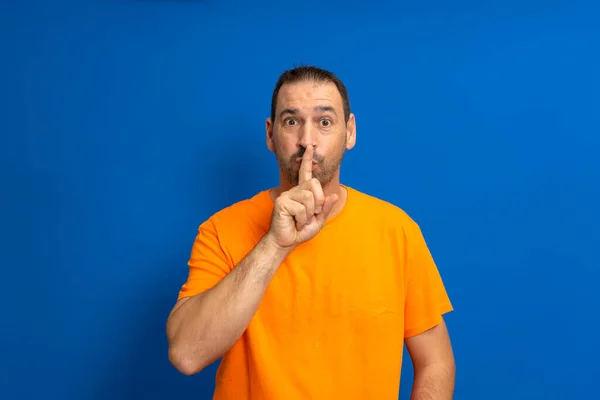 Hombre Latino Barbudo Vistiendo Una Camiseta Casual Naranja Presionando Dedo — Foto de Stock