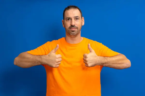 Atraente Alegre Ajuste Barbudo Latino Homem Vestindo Laranja Shirt Isolado — Fotografia de Stock