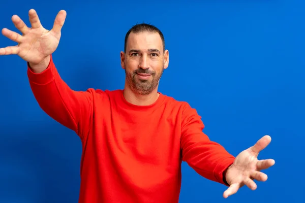 Retrato Homem Latino Barbudo Jumper Vermelho Com Braços Estendidos Bem — Fotografia de Stock