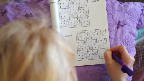 Femme Assise Sur Canapé Tuant Ennui Complétant Puzzle Sudoku Mise — Video