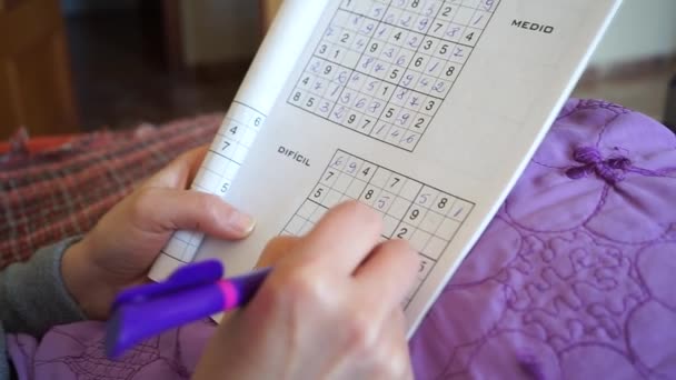 Donna Seduta Divano Uccidendo Noia Completando Puzzle Sudoku Messa Fuoco — Video Stock