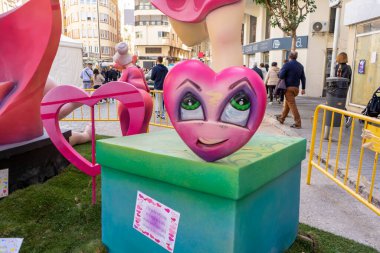 Burriana, İspanya 18-03-2023: Sergisi ve Burriana Fallas şenliklerinde yaktığı heykel görüntüsü.