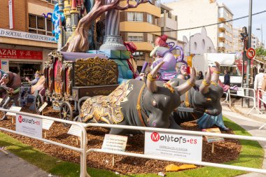 Burriana, İspanya 18-03-2023: Sergisi ve Burriana Fallas şenliklerinde yaktığı heykel görüntüsü.