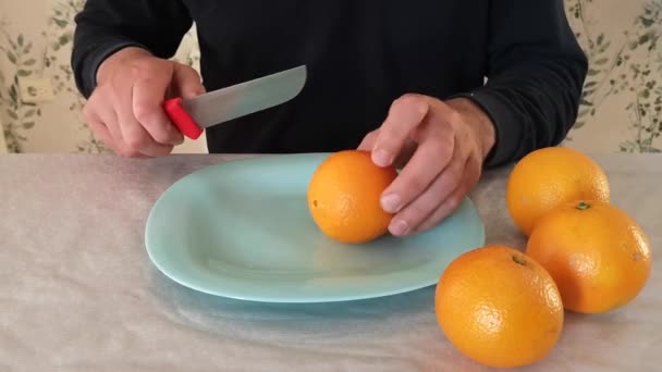 Detalj Man Som Skär Apelsin Med Stor Kniv För Att — Stockvideo