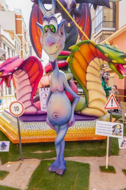 Burriana, İspanya 18-03-2023: Sergisi ve Burriana Fallas şenliklerinde yaktığı heykel görüntüsü.