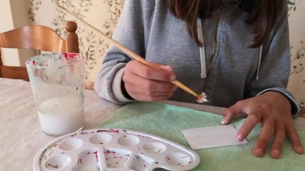 Половина Тела Девочки Подростка Рисующей Клочок Бумаги Красками Высококачественные Fullhd — стоковое видео