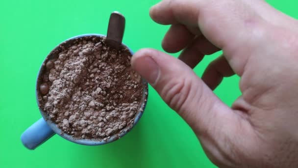 Primer Plano Arriba Mano Que Disuelve Los Terrones Cacao Taza — Vídeos de Stock