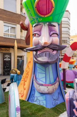 Burriana, İspanya 18-03-2023: Sergisi ve Burriana Fallas şenliklerinde yaktığı heykel görüntüsü.