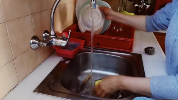 Detalle Una Mujer Lavando Los Platos Cocina Imágenes Alta Calidad — Vídeos de Stock