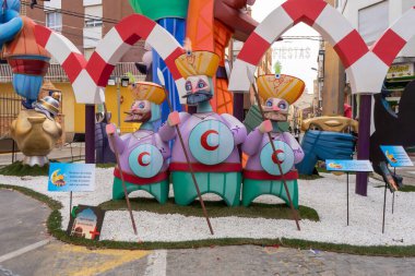 Burriana, İspanya 18-03-2023: Sergisi ve Burriana Fallas şenliklerinde yaktığı heykel görüntüsü.