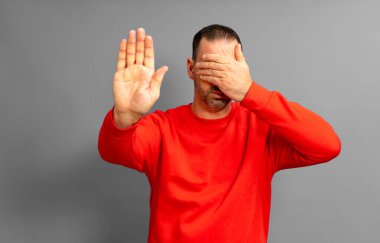 - Buna bakmak istemiyorum. - Neden? 40 'lı yaşlarda sakallı bir İspanyol' un portresini görmezden geldi gözlerini kapadı ve dur işareti işareti yaptı. Gri stüdyo arka planında izole edilmiş.