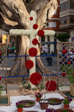 Burriana, İspanya 06-05-2023: Burriana 'daki Las Cruces De Mayo festivalinin haç şeklinde çiçek unsurlarının sergilenmesinin editörlük resmi.
