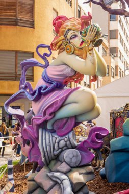 Burriana, İspanya 18-03-2023: Sergisi ve Burriana Fallas şenliklerinde yaktığı heykel görüntüsü.