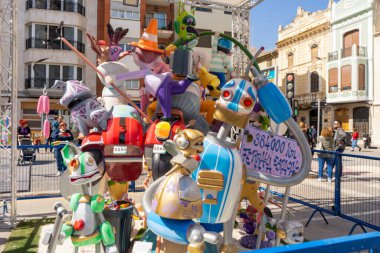 Burriana, İspanya 18-03-2023: Sergisi ve Burriana Fallas şenliklerinde yaktığı heykel görüntüsü.