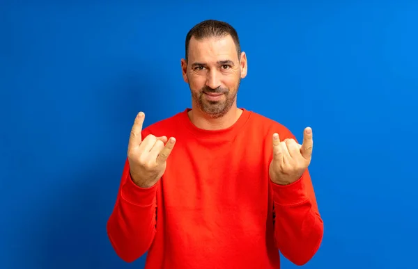 Homem Hispânico Barbudo Seus Anos Vestindo Uma Camisola Vermelha Fazendo — Fotografia de Stock