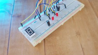 Tahta üzerinde elektrik elementleri olan ekmek tahtası..