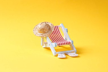 Telli aksesuarlar Sarı zemin üzerinde kulübe ve güneş dinlendirici.