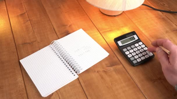 Hombre Calcula Una Calculadora Escribe Resultado Cuaderno — Vídeo de stock