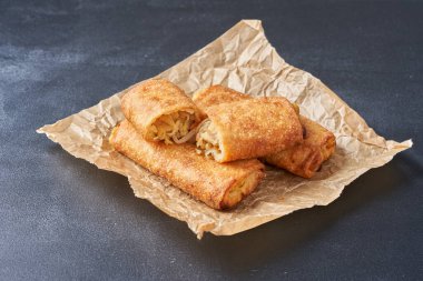          Koyu arkaplanda kızarmış börek..                     