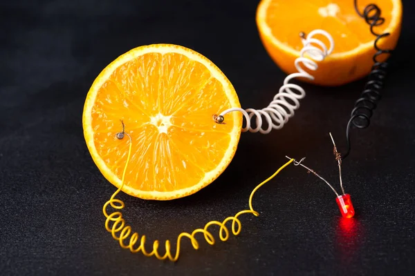 Электрогенератор Свободной Энергии Использованием Апельсинов — стоковое фото