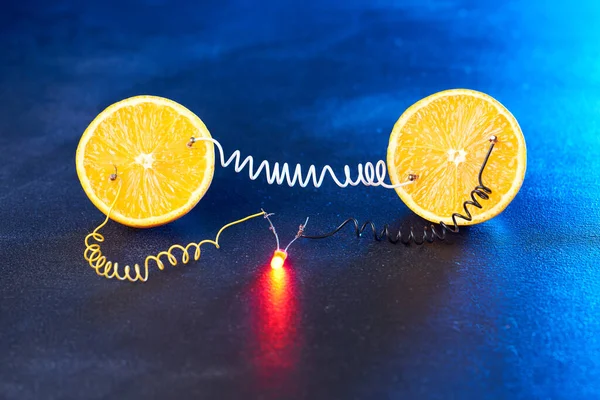 Электрогенератор Свободной Энергии Использованием Апельсинов Синем Свете — стоковое фото