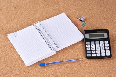                                Mantar tabakta hesap makinesi ve kalem.