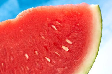                                Mavi arkaplanda karpuz kes.