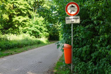 Orman yolunda yol işareti girişi yasaklandı.