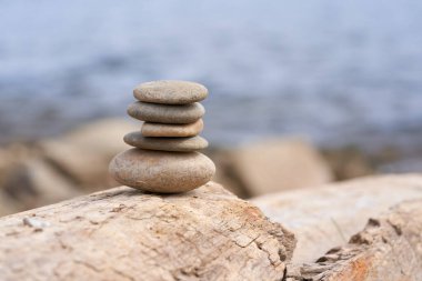 Taşlar üst üste konmuş..