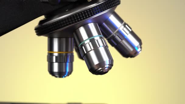 Mão Masculina Rearranja Lente Microscópio — Vídeo de Stock