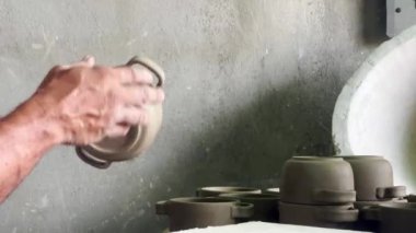 İnsanın elleri kille çalışır, kil çömlek yapar.