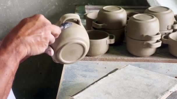 Nsanın Elleri Kille Çalışır Kil Çömlek Yapar — Stok video